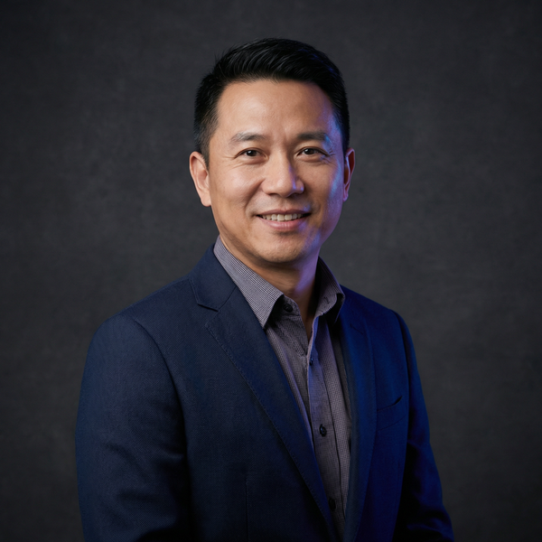 丝袜足交资深制片人王建国